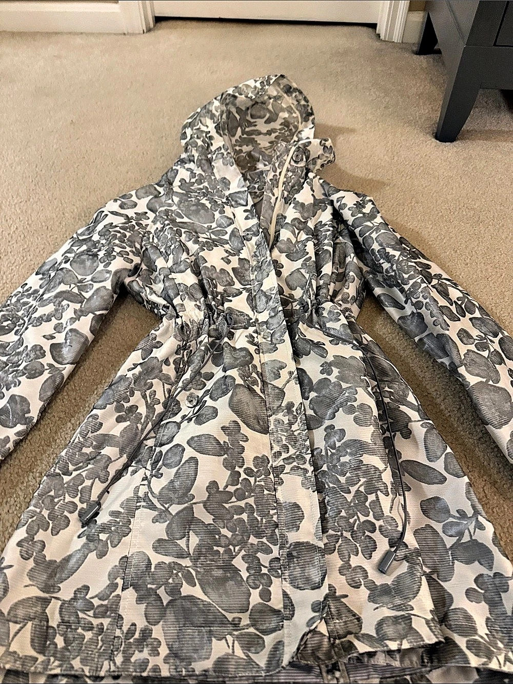 Tory Burch Hooded Floral Windbreaker Raincoat Gray & White